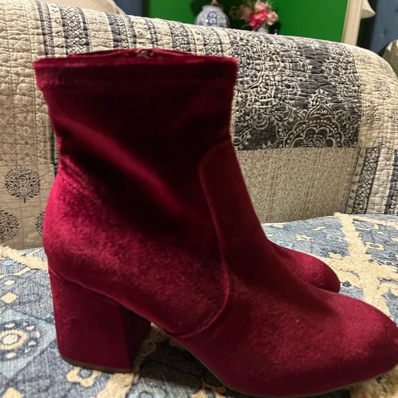 SO brand womens cranberry burgundy ankle velvet booties sz 9 - Picture 3 of 7
